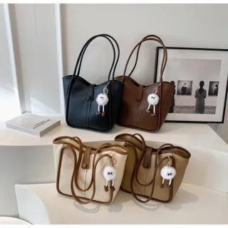 กระเป๋าสะพายไหล่ (พร้อมพวงกุญแจห้อยกระเป๋า)หนัง Pu งานดี เรียบง่าย กระเป๋าขนาดใหญ่จุของได้เยอะ สไตล์วินเทจคลาสสิค สไตส์นี้เท่มาก ฮิตมากตอนนี้ 4สี