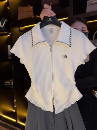 เสื้อเชิ้ตผ้าถักแขนสั้นสไตล์ Polo แบบช่องแคระเก๋ สำหรับผู้หญิง รุ่นใหม่ฤดูร้อน 2026 เสื้อผ้าแนวเล็กน้อย ที่เน้นการดูเพรียวและโชว์รูปร่างได้ดี ด้วยการเย็บพับ