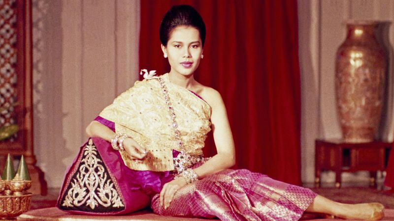 สมเด็จพระนางเจ้าสิริกิติ์ พระบรมราชินีนาถ พระบรมราชชนนีพันปีหลวง: ราชินีผู้ ‘คัดสรร’ ผ้าไทยให้โลกได้เห็นความเป็นไปได้ของภูมิปัญญาท้องถิ่น