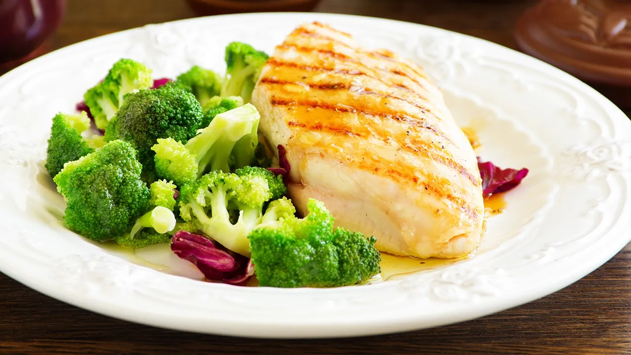 ไขข้อข้องใจ คนเป็นเก๊าต์กินไก่ได้ไหม? ต้มไก่ช่วยลดพิวรีนได้จริงหรือ