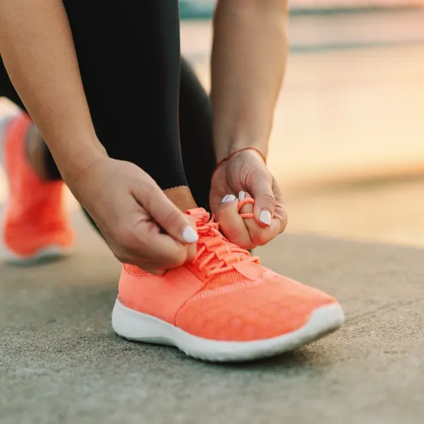 แนะนำ 7 รองเท้าวิ่ง รองเท้าผ้าใบน่าซื้อ โปรโมชัน Lazada Birthday 2024