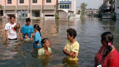 น้ำท่วม นโยบายการเมือง เรื่องที่คนไทยแบกรับทุกปี จากอุทกภัยปี 2554-2568 รัฐบาลแต่ละยุคแก้ปัญหาต่างกันอย่างไร?